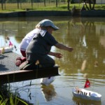 Kinder auf Steg am Fischweiher des Hofguts Tiergarten