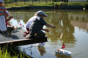 Kinder auf Steg am Fischweiher des Hofguts Tiergarten