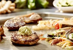 Steak mit Kräuterbutter und Gemüse auf Grillplatte