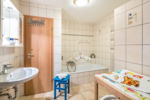 Bad mit Wanne im Ferienapartment Seerose