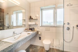 Bad mit Dusche im Doppelzimmer Superior