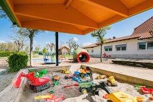 Sandkasten im Freien mit Spielzeug