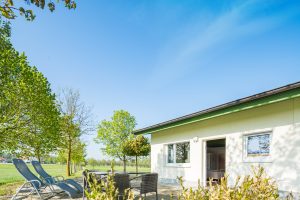 Ferienhaus Ranch Little Joe von außen mit Blick auf Terrasse