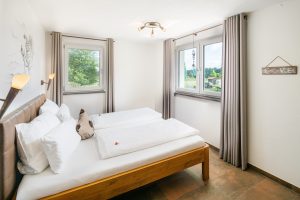 Schlafzimmer mit Doppelbett in der Villa Waldmärchen