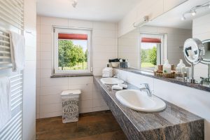 Badezimmer mit zwei Waschbecken in der Villa Waldmärchen